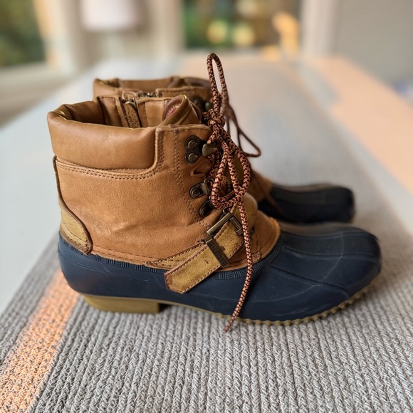 Tommy Hilfiger Tan Leather Navy Rubber Winter Boots Buckle Strap Size 10 - Picture 1 of 14